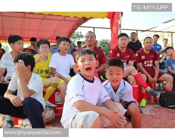 街头偶遇足球明星粉丝热情围堵瞬间引发狂欢盛况